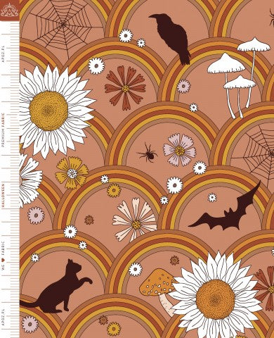 Muslin et brun-orange mønster med en kat, en fugl og blomster