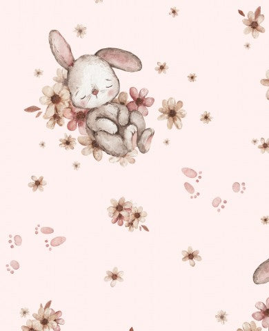 Satinbomuld med et sødt kanin- og blomstermønster på en lyserød baggrund