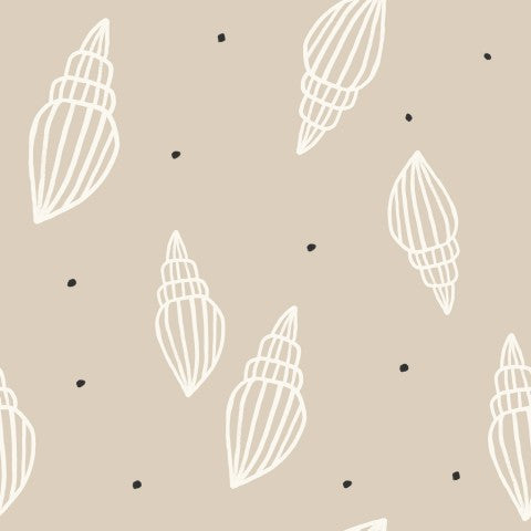 Conchas de jersey acanalado sobre fondo beige
