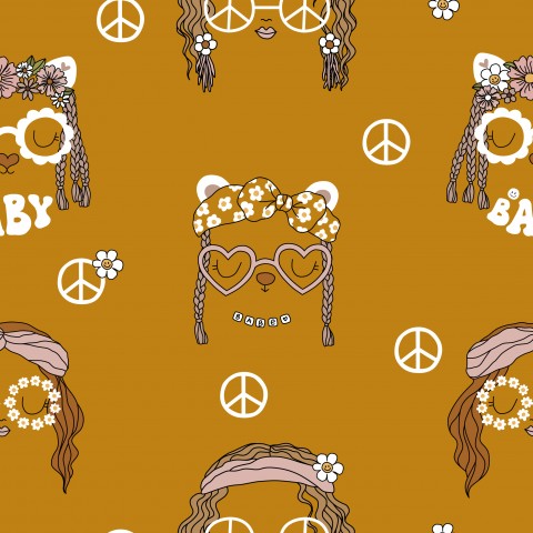 Fille hippie en mousseline et signe de paix