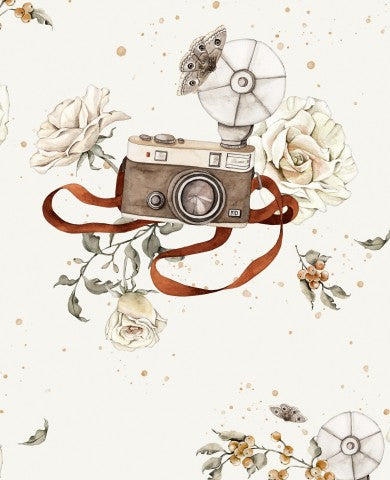 Tessuto impermeabile con l'immagine di una macchina fotografica e fiori su uno sfondo bianco