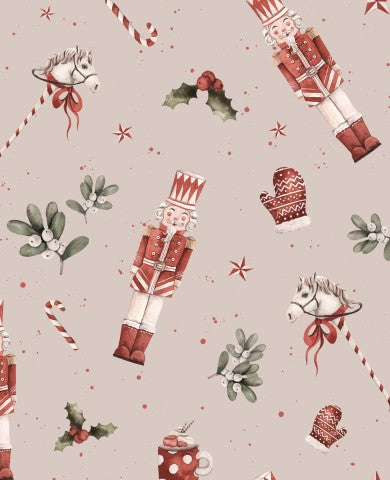 Satén de algodón con estampado navideño de cascanueces y hojas de acebo.