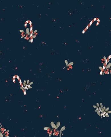 Bastones de caramelo navideños de algodón satinado y bayas sobre un fondo azul oscuro