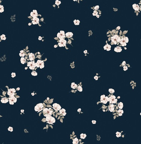 Hvide blomster på en indbydende marineblå baggrund – vores kanvasbomuld i små mønstre til syning. Ideel til tøj, tasker og accessories. Blød og åndbar.