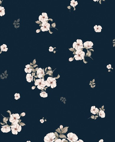 Tessuti morbidi in cotone con motivi floreali bianchi e blu navy, ideali per cucire abiti, tovaglie o oggetti decorativi.