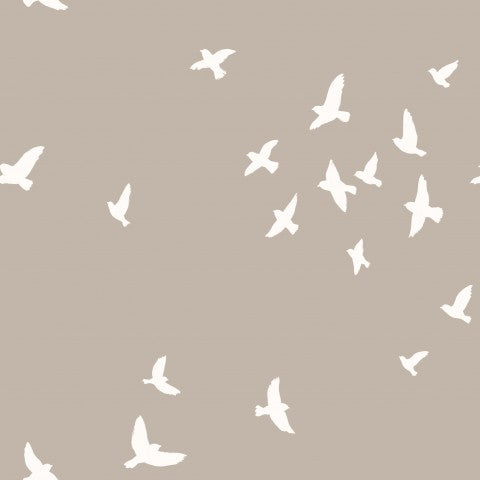 Satin de coton une volée d'oiseaux blancs volant sur un fond beige