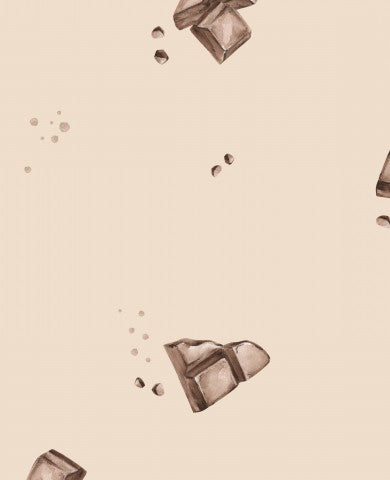 Morceaux de chocolat en satin de coton sur fond beige