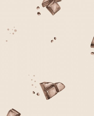 Morceaux de chocolat en satin de coton sur fond beige